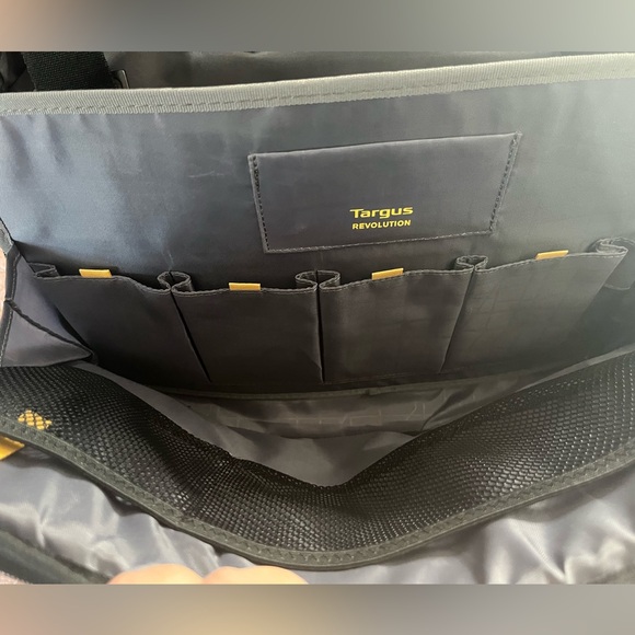 Targus Resolution laptop travel case with reinforced handle and strap - Picture 4 of 10